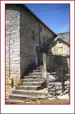 Escalier menant au gte rural de Lozre - Les Monziols