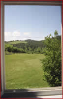 Le paysage vu par le fenêtre du salon du gîte rural de Lozère - Les Monziols